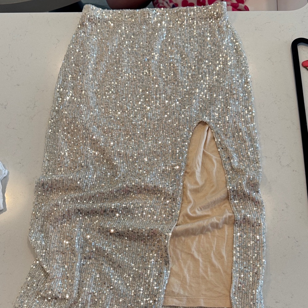 Elegant Silver Sequin Pencil Skirt